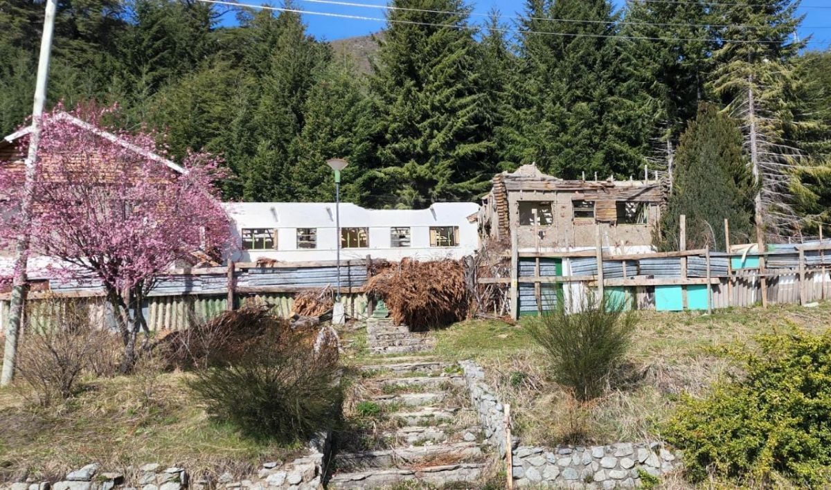 edificio de la escuela de guardaparques vandalizado por mapuches de la lafken winkul mapu y de la RAM